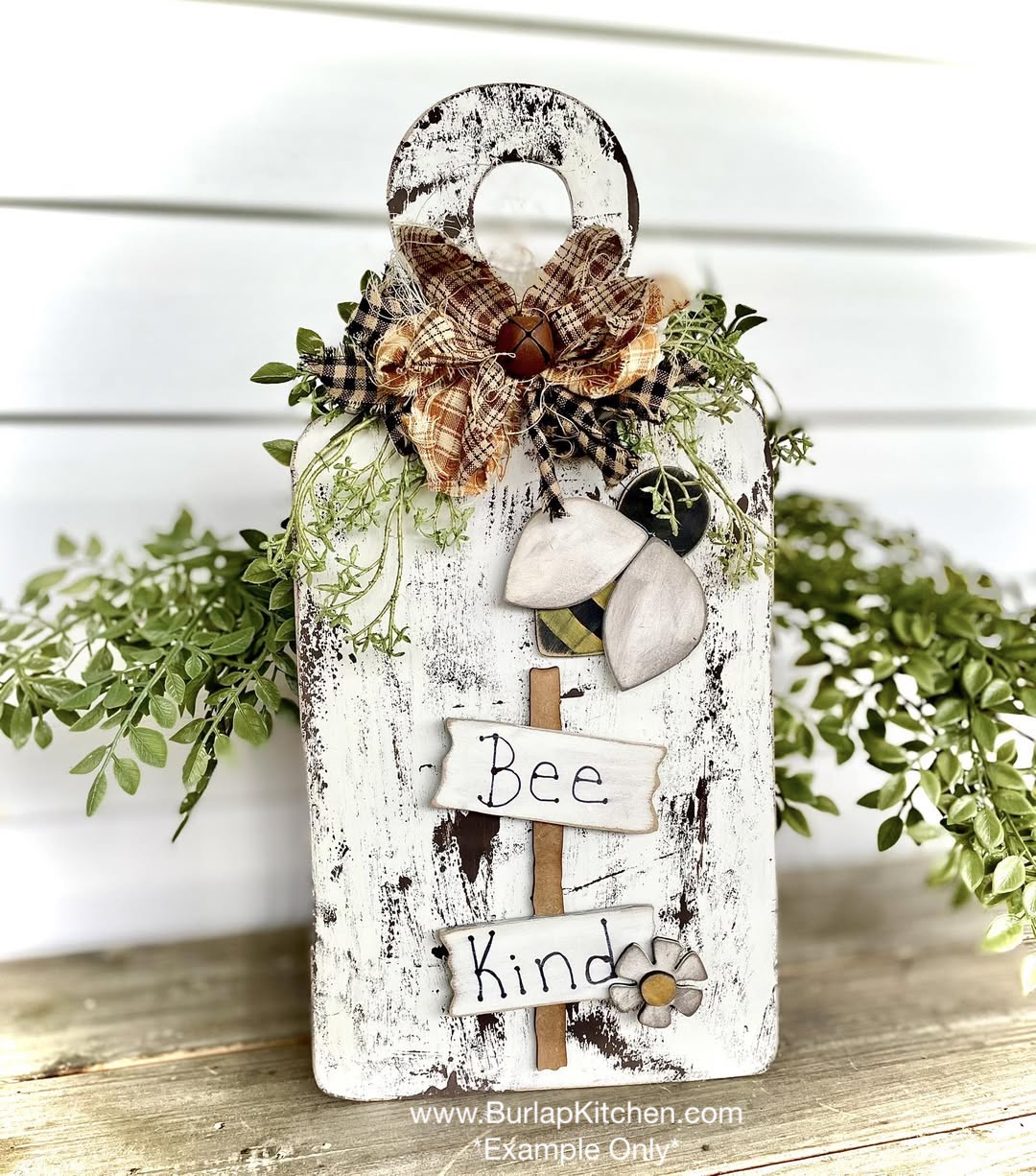 (CK) DIY Bee Sign Cutting Board